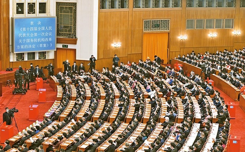 2023年3月10日，十四屆全國(guó)人大一次會(huì)議在北京人民大會(huì)堂舉行第三次全體會(huì)議，表決通過(guò)了關(guān)于國(guó)務(wù)院機(jī)構(gòu)改革方案的決定。圖為會(huì)議現(xiàn)場(chǎng)。 新華社記者 岳月偉/攝