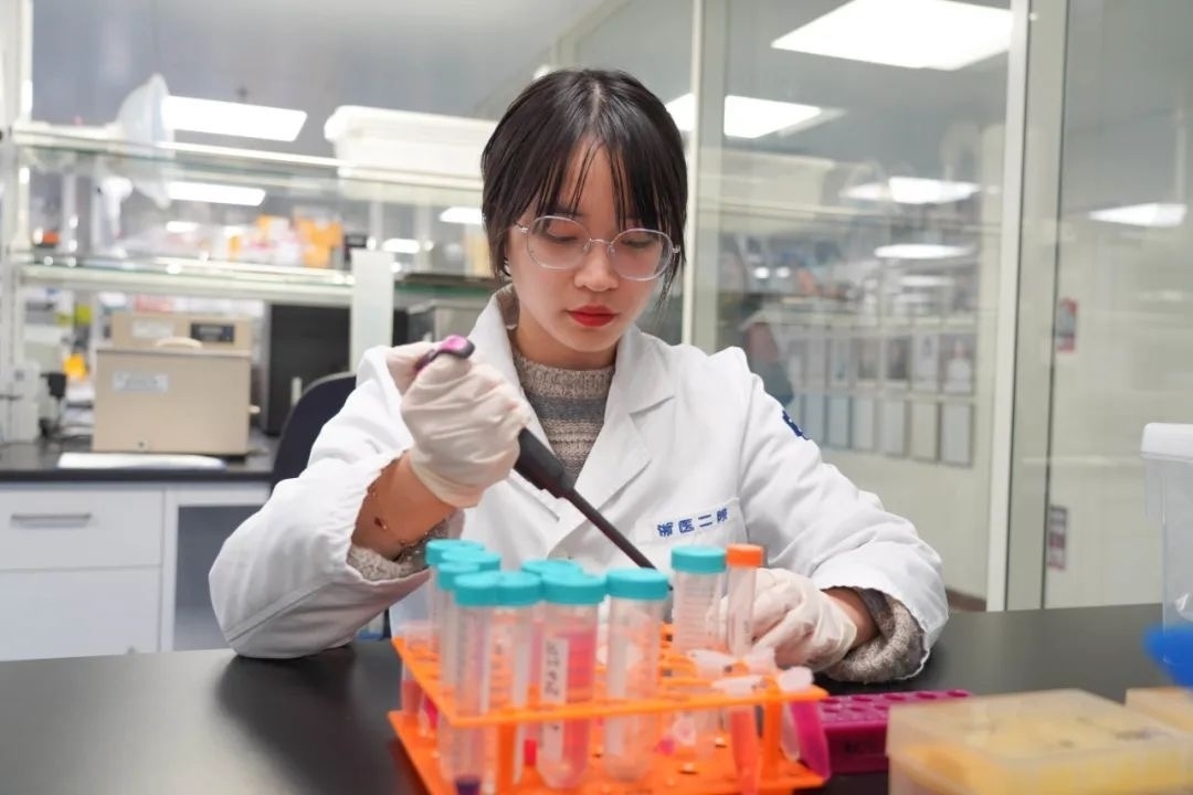 倪楚君在實(shí)驗(yàn)中。浙江大學(xué)供圖