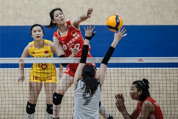 李盈瑩(上)扣球。圖片來源：國際排聯(lián)