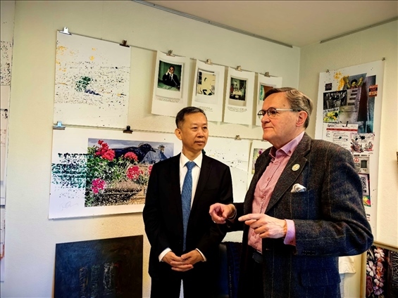 中國(guó)駐瑞典大使崔愛民和瑞典跨國(guó)和平與未來研究基金會(huì)主席約貝里。 中國(guó)駐瑞典大使館供圖