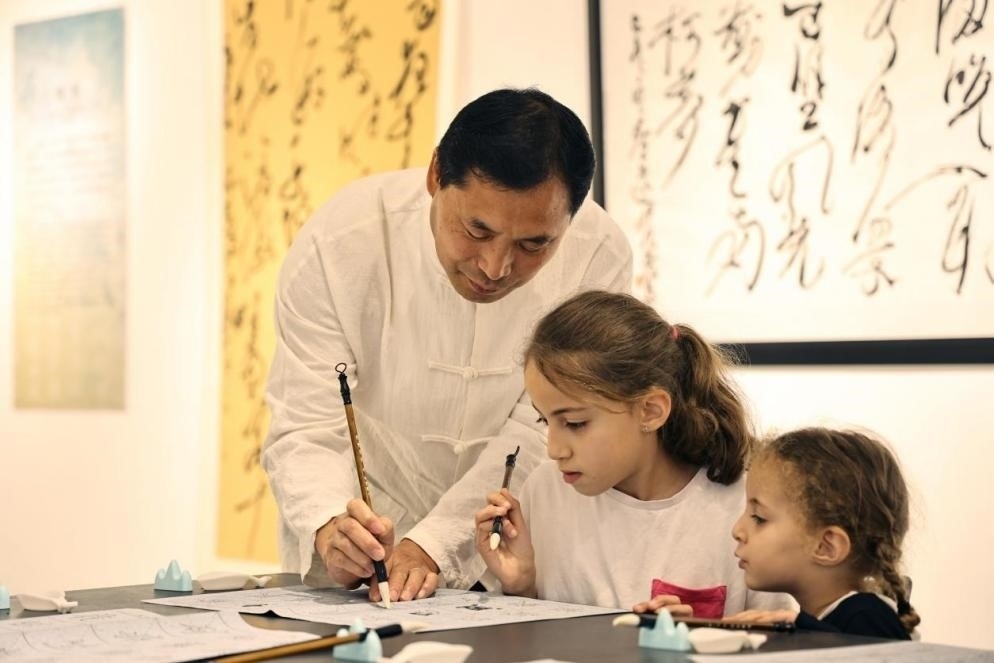 中國書法老師帶領(lǐng)現(xiàn)場觀眾體驗書法。拉巴特中國文化中心供圖