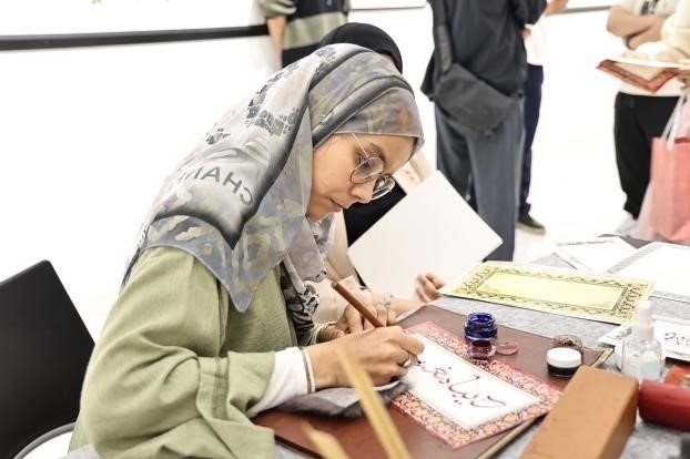 摩洛哥書法老師正在創(chuàng)作。拉巴特中國文化中心供圖