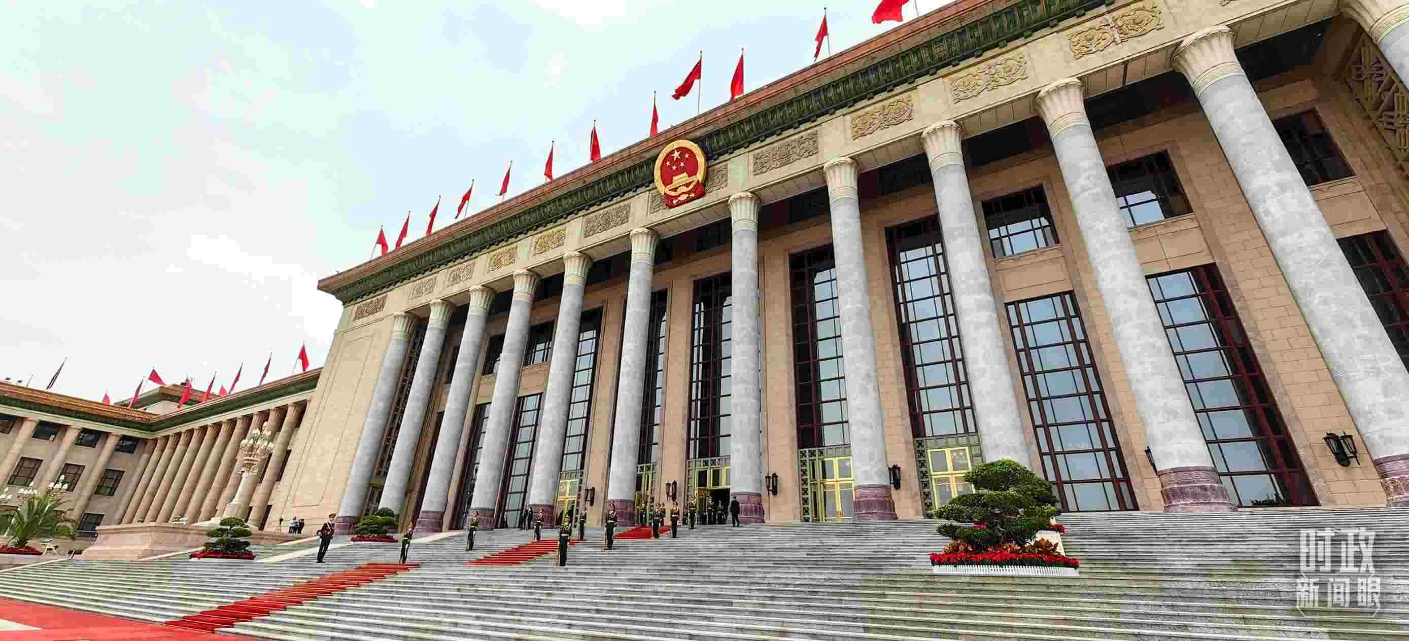 △人民大會(huì)堂東門外廣場(chǎng)。（總臺(tái)央視記者段德文拍攝）