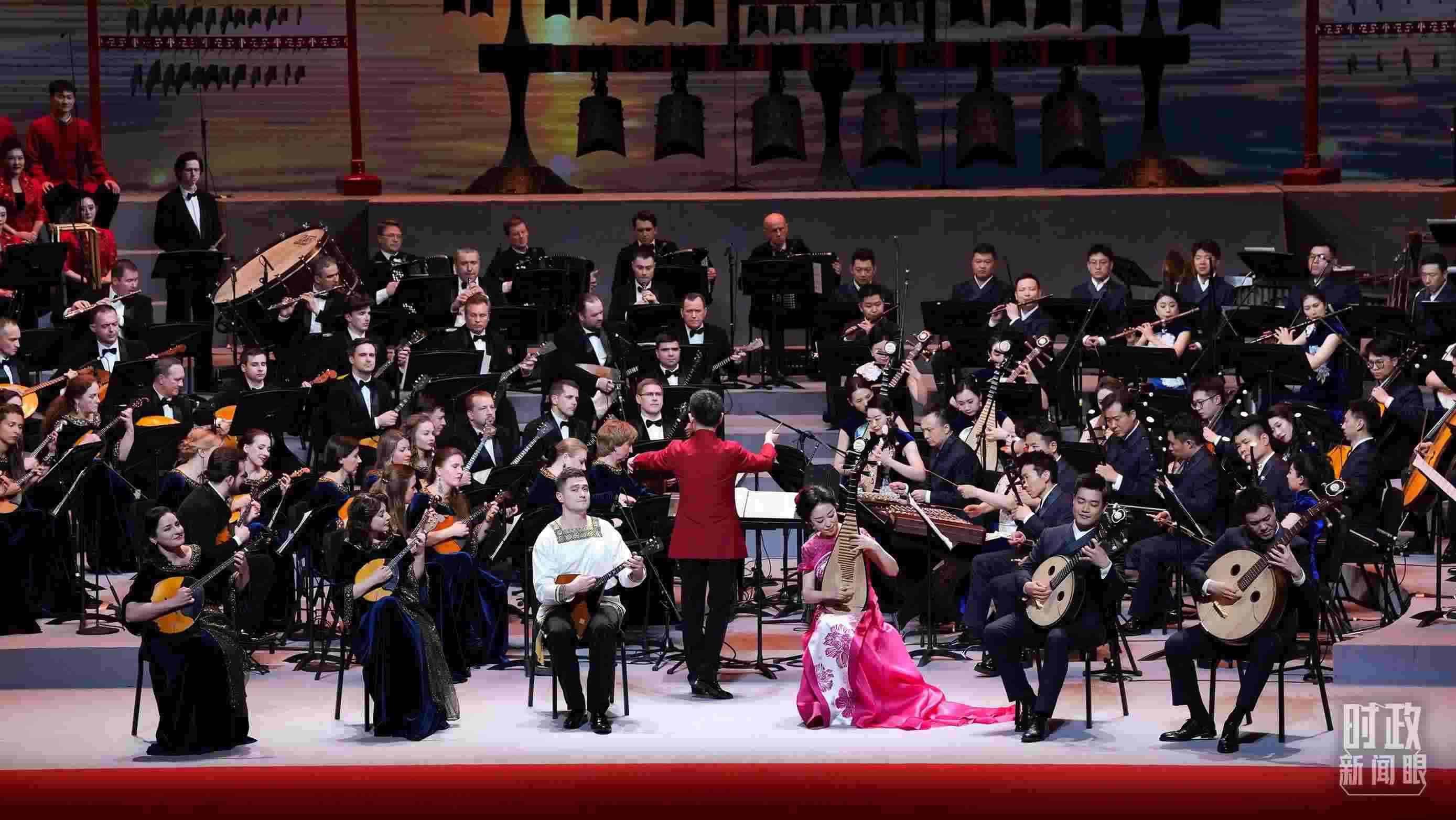 △前來參加音樂會(huì)的中俄藝術(shù)家匯聚一堂。（總臺(tái)央視記者李增仁、國廣記者李晉拍攝）