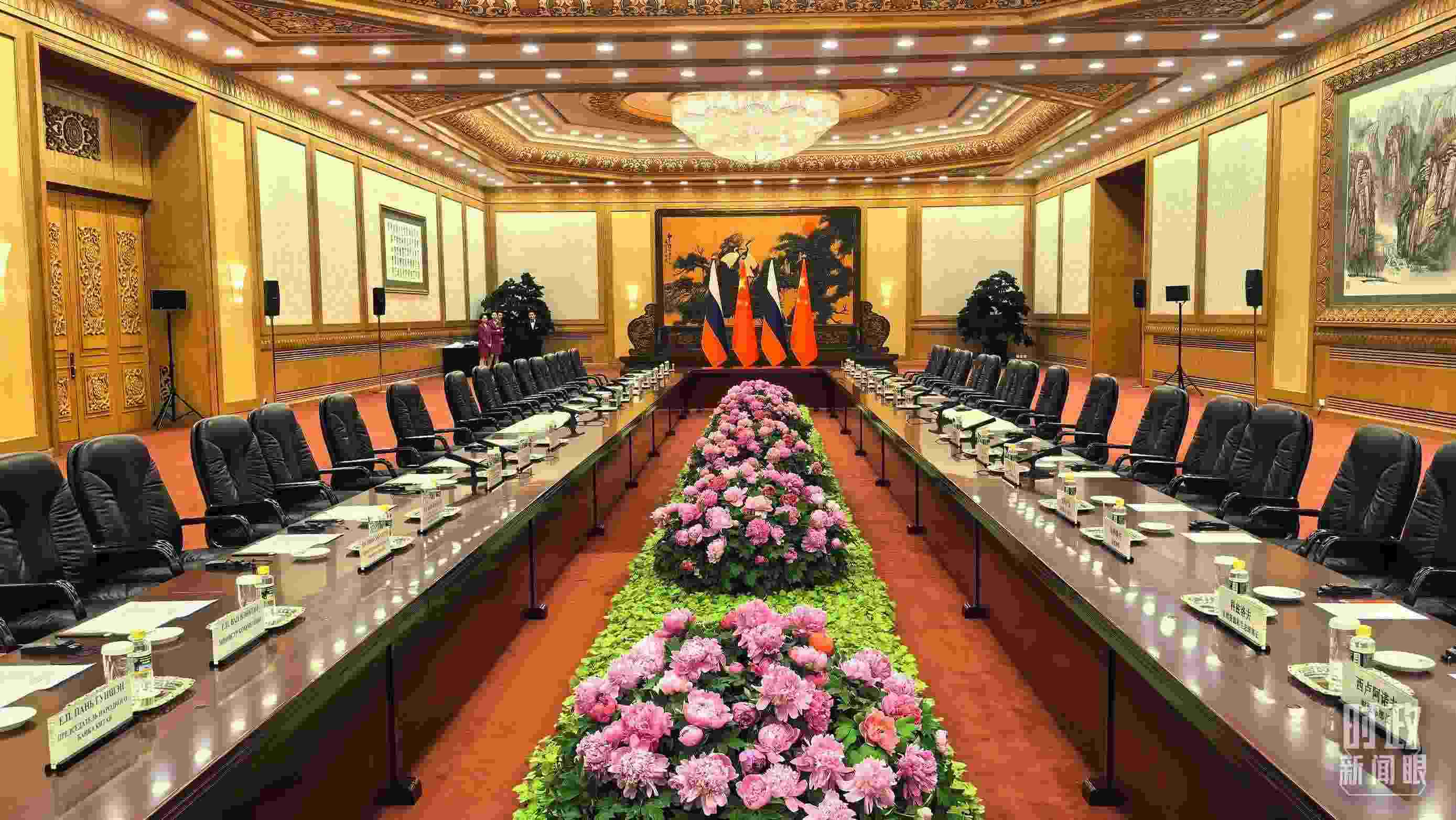 △中俄兩國元首隨后主持大范圍會(huì)談，這是會(huì)談開始前的現(xiàn)場(chǎng)。（總臺(tái)央視記者鄂介甫拍攝）