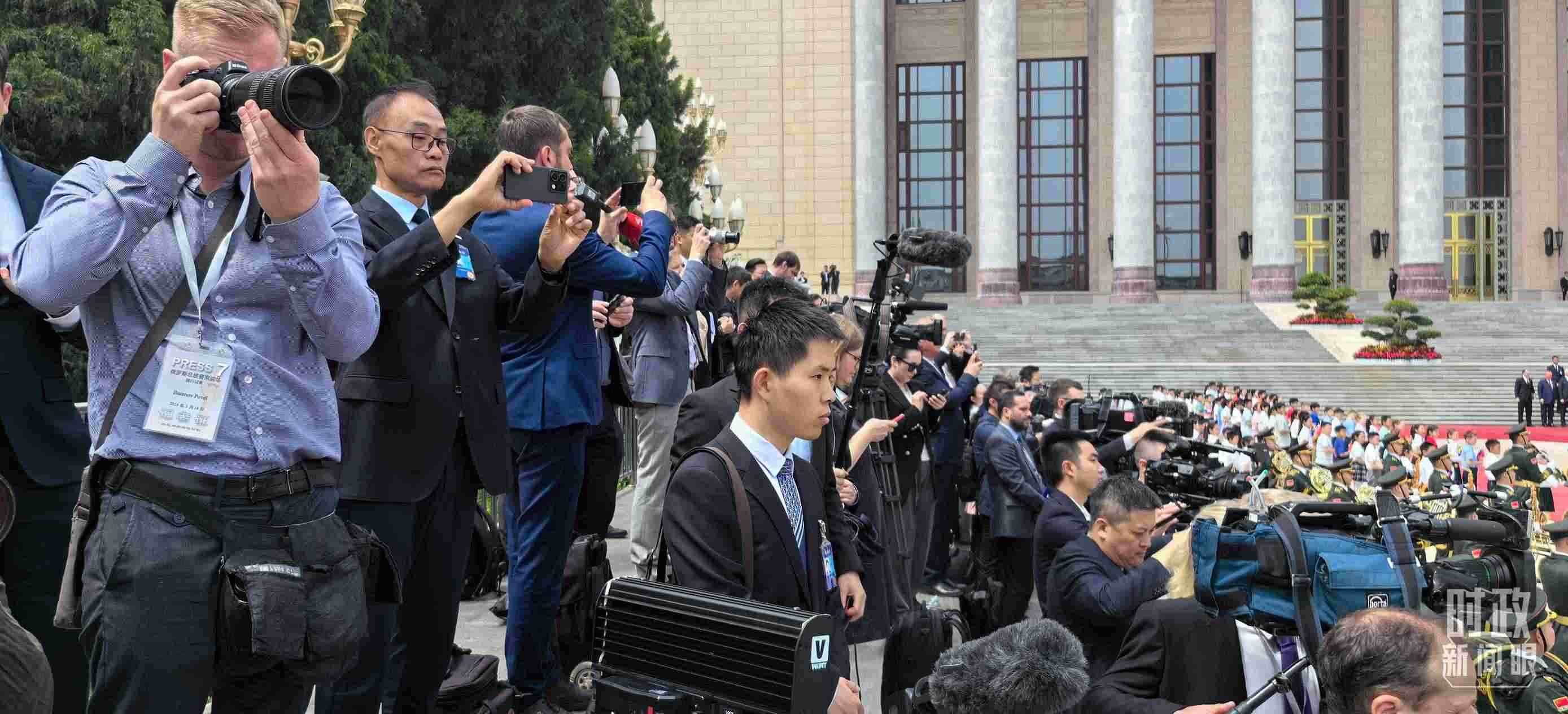 △當(dāng)天參與現(xiàn)場(chǎng)報(bào)道的中外記者。（總臺(tái)央視記者楊波、王子杭拍攝）