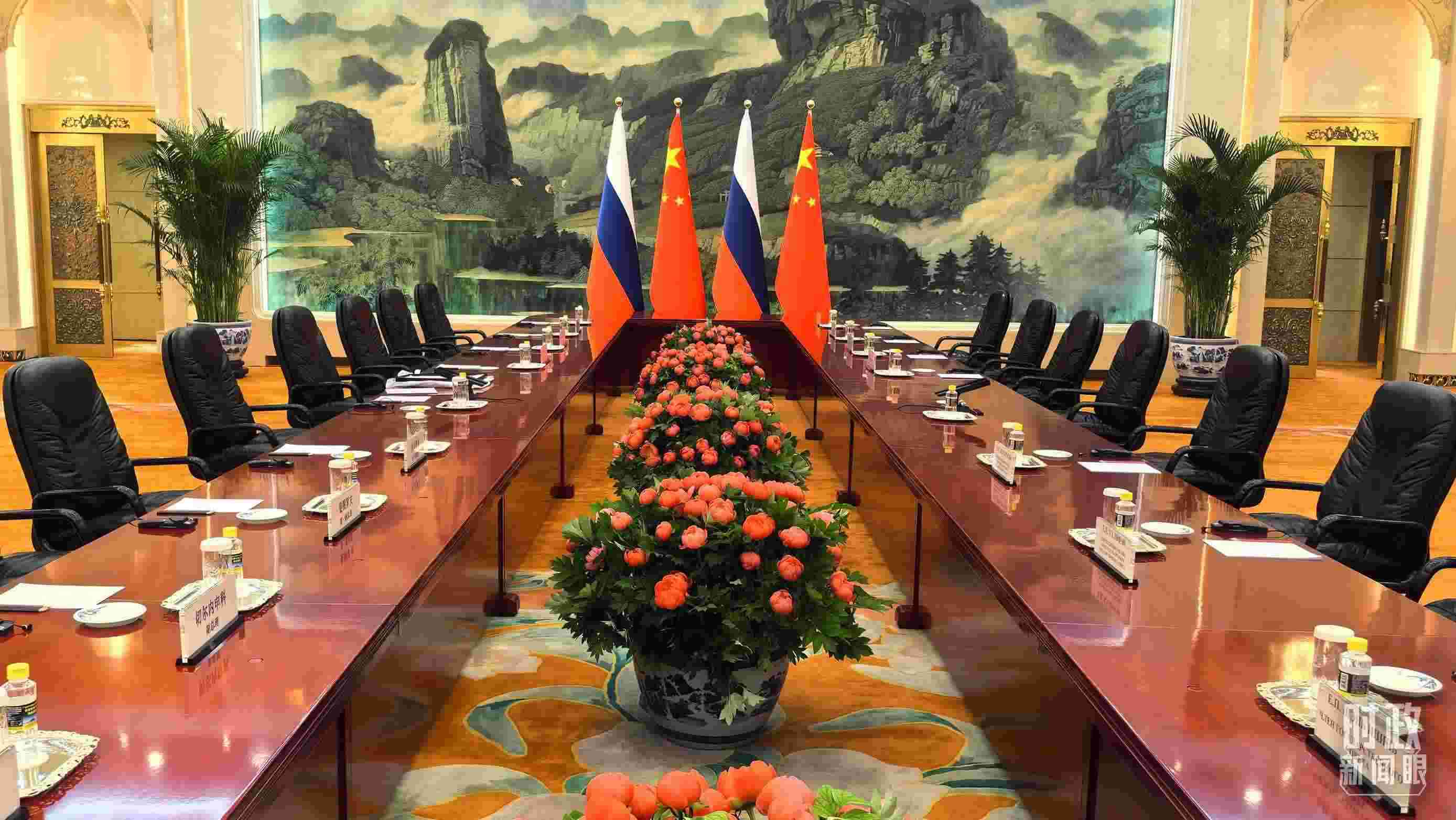 △中俄兩國元首首先舉行小范圍會(huì)談，這是會(huì)談開始前的現(xiàn)場(chǎng)。（總臺(tái)央視記者鄂介甫拍攝）