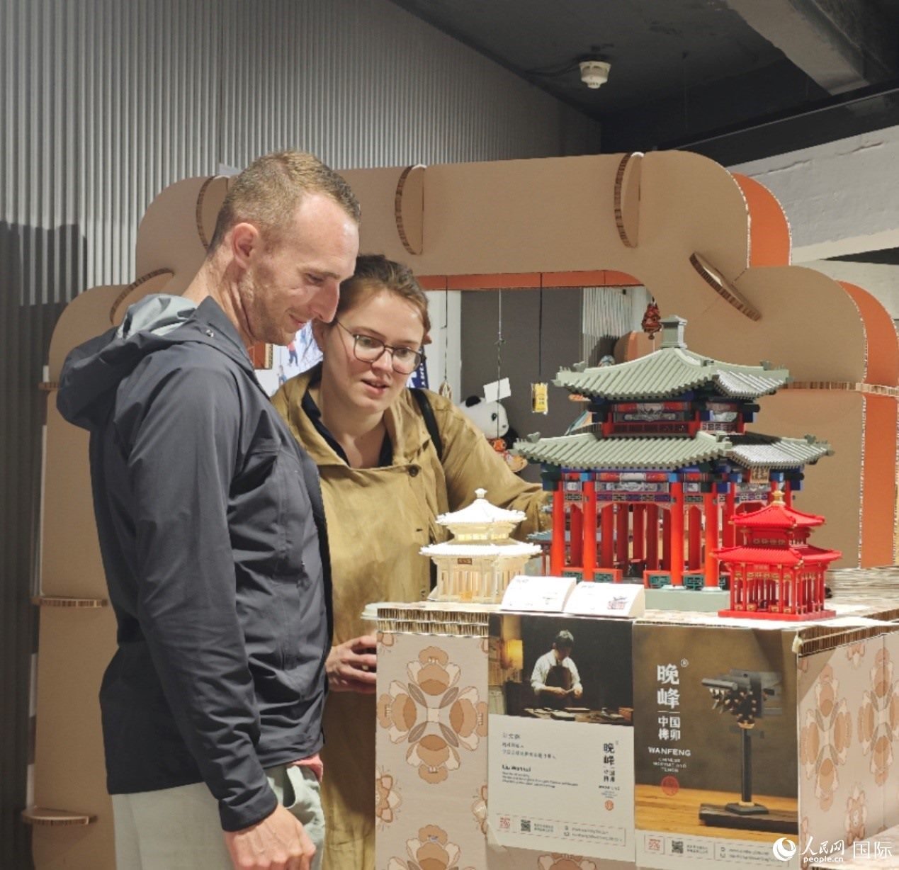 英國(guó)觀眾在欣賞中國(guó)傳統(tǒng)榫卯結(jié)構(gòu)建筑模型。邢雪攝