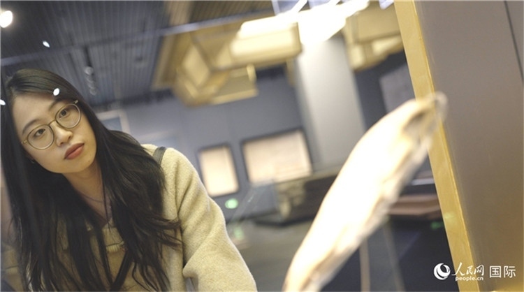 尹怡然在殷墟博物館新館參觀。人民網(wǎng)記者 劉寧攝