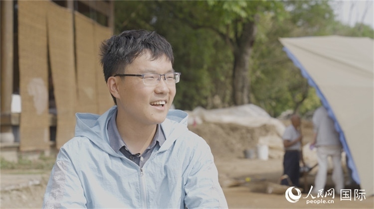 四川省文物考古研究院館員許丹陽(yáng)接受人民網(wǎng)采訪。人民網(wǎng)記者 張榮攝