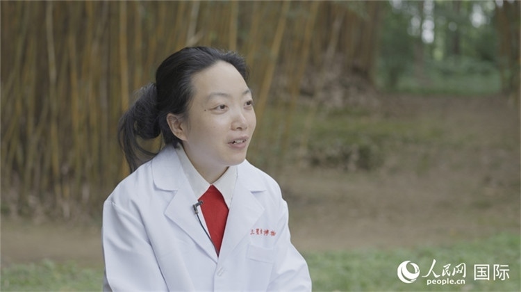 三星堆博物館文物修復(fù)師謝麗接受人民網(wǎng)采訪。人民網(wǎng)記者 張榮攝