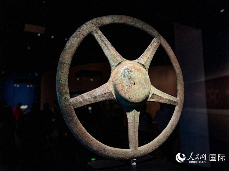 三星堆博物館中展出的太陽(yáng)輪。人民網(wǎng)記者 羨江楠攝