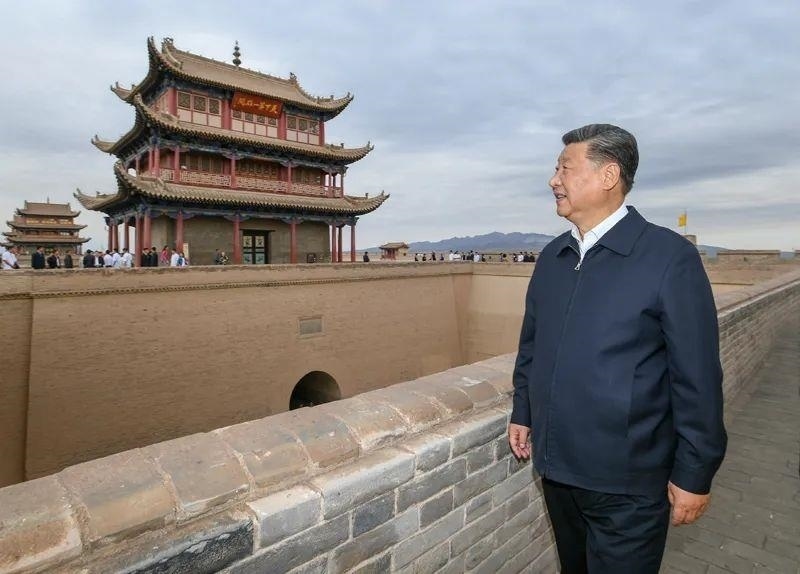 △2019年8月20日，習(xí)近平總書記來到嘉峪關(guān)關(guān)城，登上城樓察看關(guān)城整體面貌，聽取河西走廊長城、關(guān)隘歷史文化情況介紹。