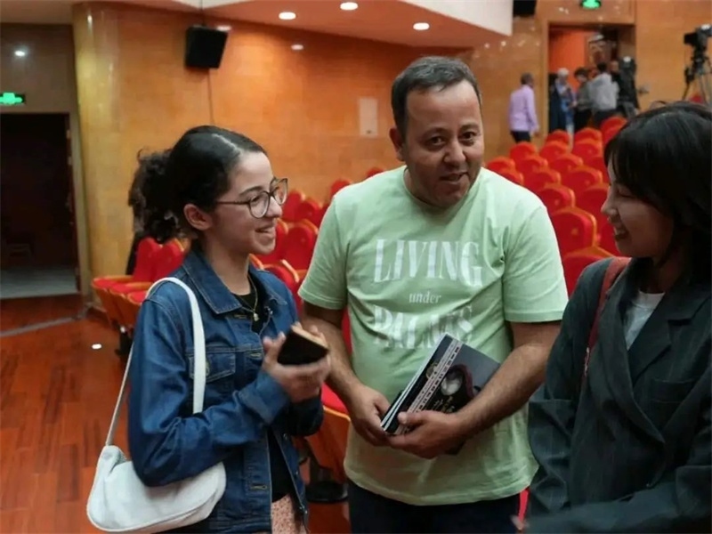 阿爾及利亞市民拉納·艾薩尼和她父親現(xiàn)場聆聽中阿交響樂演出 。蘇州交響樂團供圖