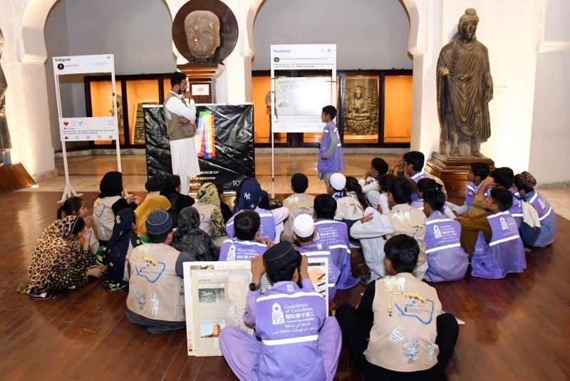 志愿者在博物館給孩子們開展互動講解。“犍陀羅守護人”供圖