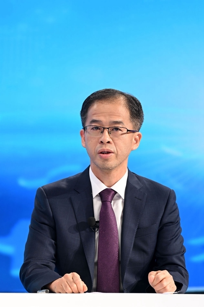 商務(wù)部政研室副主任丁維順在“中國經(jīng)濟(jì)圓桌會”錄制現(xiàn)場交流發(fā)言。新華社記者 金良快 攝