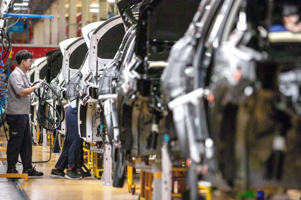 2023年9月7日，在位于泰國春武里府的上汽正大公司汽車工廠，工人在生產(chǎn)車間內(nèi)工作。新華社記者 王騰 攝