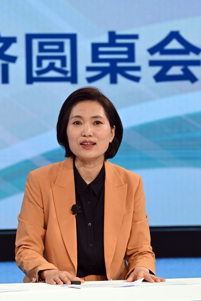 中國宏觀經(jīng)濟(jì)研究院對外經(jīng)濟(jì)研究所研究員曲鳳杰在“中國經(jīng)濟(jì)圓桌會”錄制現(xiàn)場交流發(fā)言。新華社記者 金良快 攝