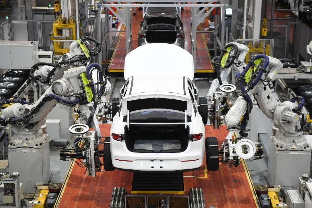 這是2024年4月24日拍攝的廣州廣汽埃安新能源汽車的全自動(dòng)化輪胎安裝工作站。新華社記者 鄧華 攝