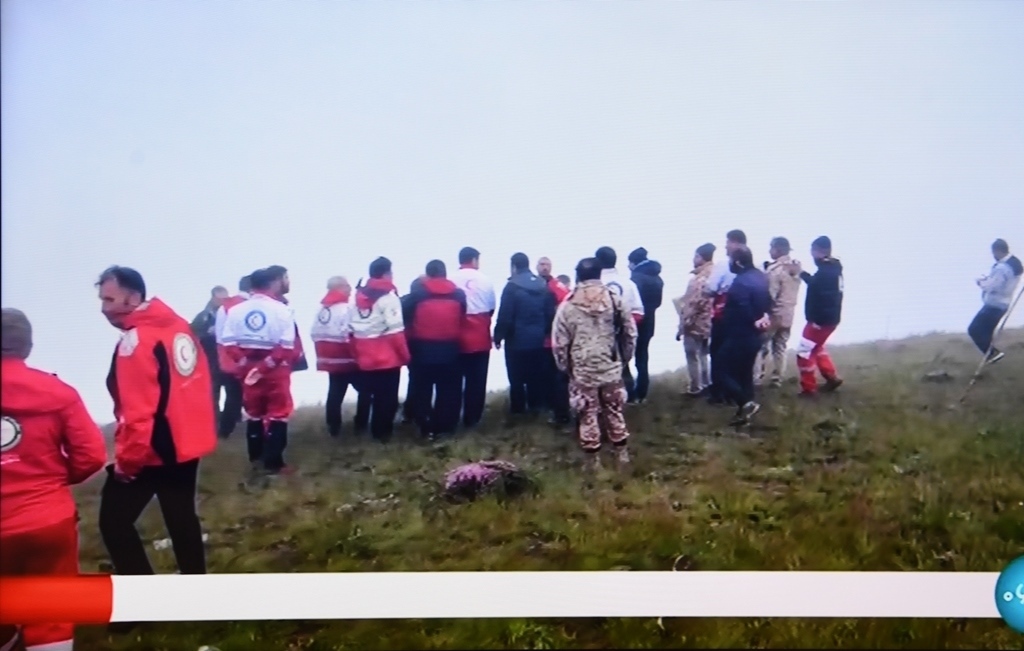 據(jù)伊朗邁赫爾通訊社5月20日?qǐng)?bào)道，伊朗總統(tǒng)萊希在直升機(jī)事故中遇難。這是5月20日拍攝的伊朗國(guó)家電視臺(tái)播放的救援人員抵達(dá)事故現(xiàn)場(chǎng)的畫面。 新華社記者 沙達(dá)提 攝