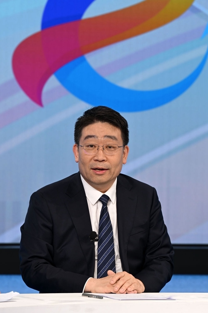 國家發(fā)展改革委產(chǎn)業(yè)司副司長霍福鵬在“中國經(jīng)濟(jì)圓桌會”錄制現(xiàn)場交流發(fā)言。新華社記者 金良快 攝