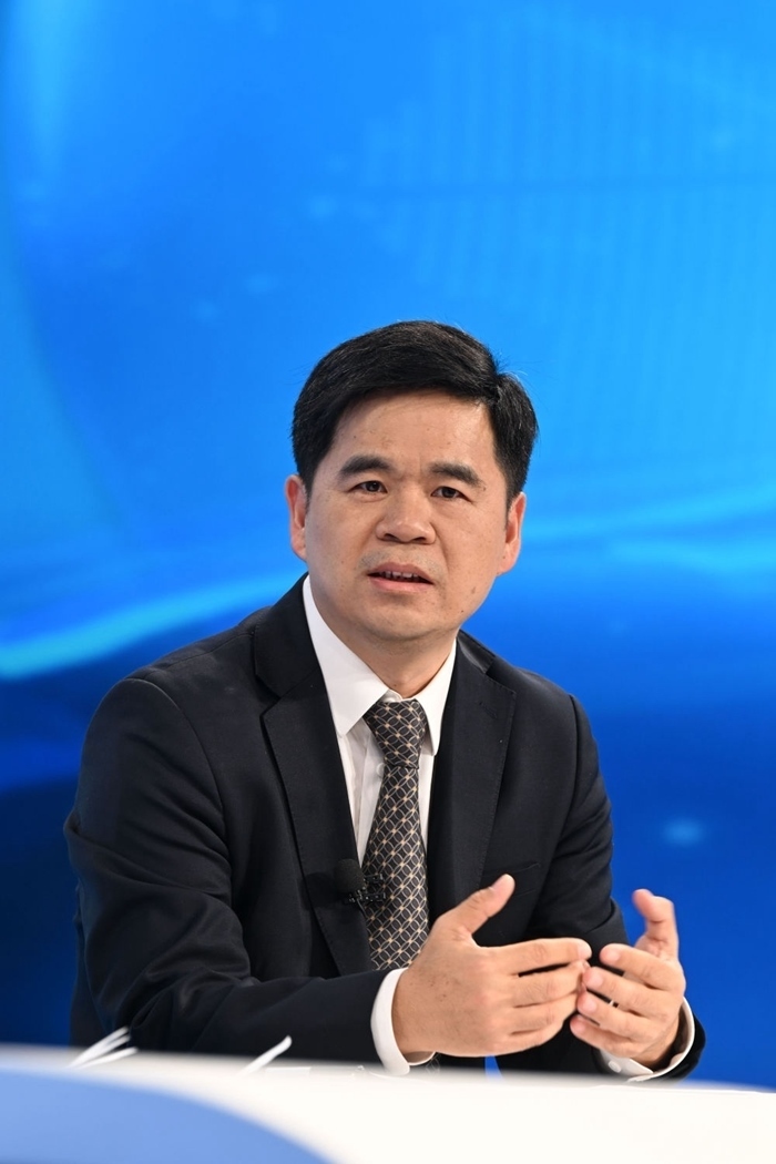 工業(yè)和信息化部運(yùn)行監(jiān)測協(xié)調(diào)局副局長何海林在“中國經(jīng)濟(jì)圓桌會”錄制現(xiàn)場交流發(fā)言。新華社記者 金良快 攝