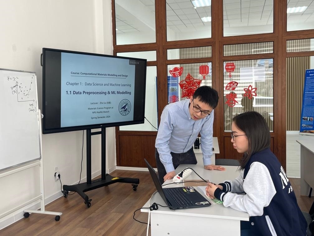 2024年4月，西北工業(yè)大學(xué)材料學(xué)院劉哲教授在西北工業(yè)大學(xué)哈薩克斯坦分校授課。（西北工業(yè)大學(xué)供圖）