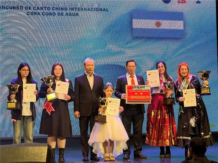 圖為中國駐阿根廷大使王衛(wèi)、阿根廷華文教育基金會會長劉芳勇為五名“金獎(jiǎng)”選手頒獎(jiǎng)（阿根廷拉普拉塔國立大學(xué)孔子學(xué)院供圖）