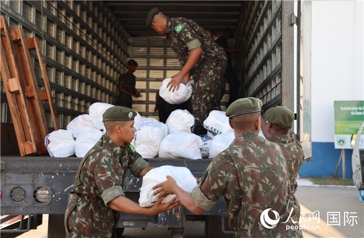 里約加利昂空軍基地，軍人在將捐贈(zèng)物資裝車。人民網(wǎng)記者 時(shí)元皓攝