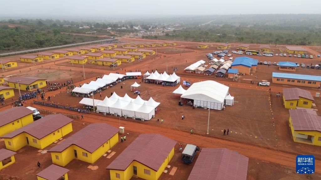 這是2023年12月16日在科特迪瓦北部城鎮(zhèn)費爾凱塞杜古以北拍攝的旱港移民新村（無人機照片）。新華社發(fā)（中成股份科特迪瓦分公司供圖）