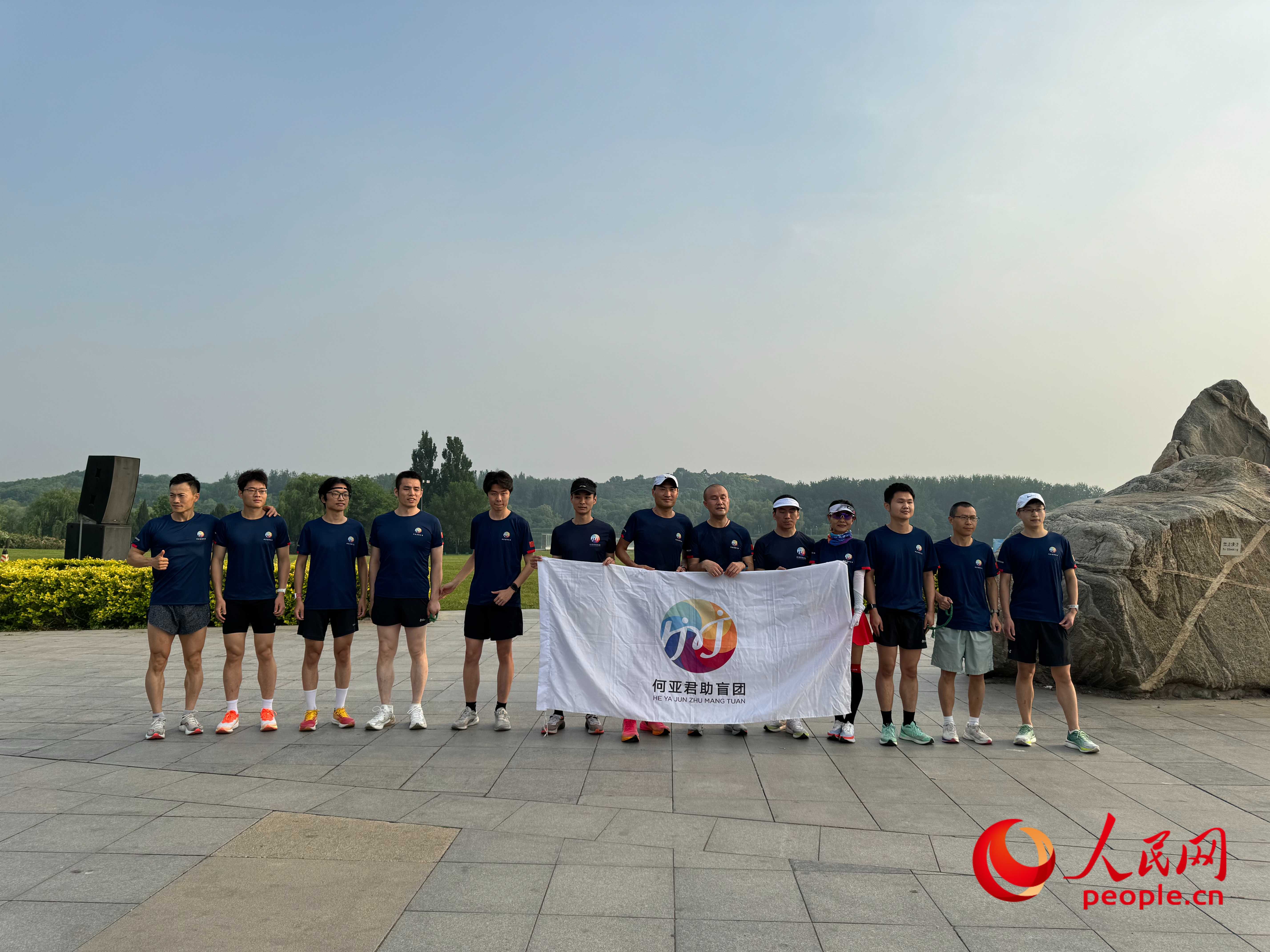 何亞君助盲團(tuán)的部分成員合影。人民網(wǎng) 周靜圓攝