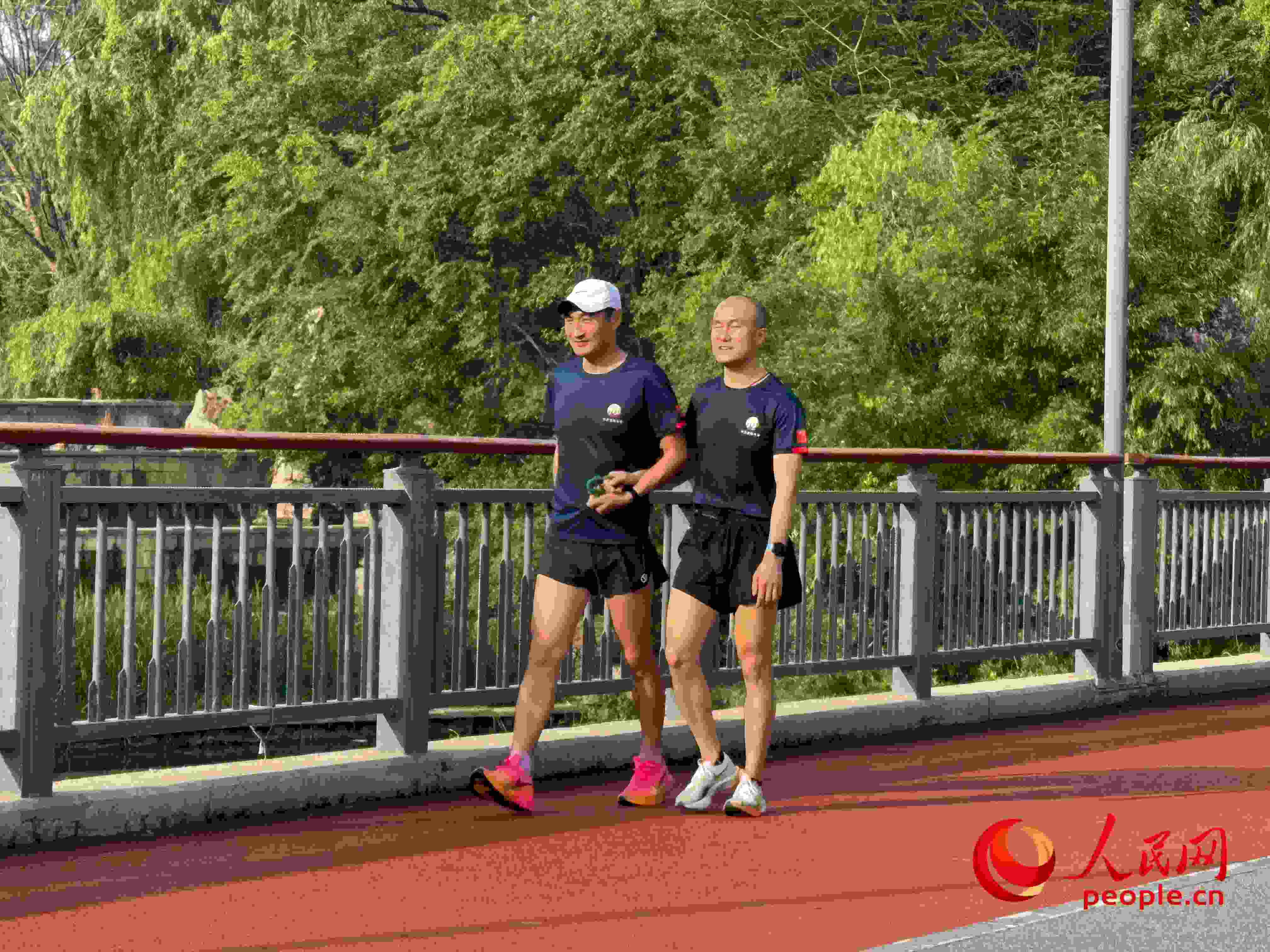 李玉寶和何亞君跑步后進(jìn)行調(diào)整。人民網(wǎng) 周靜圓攝