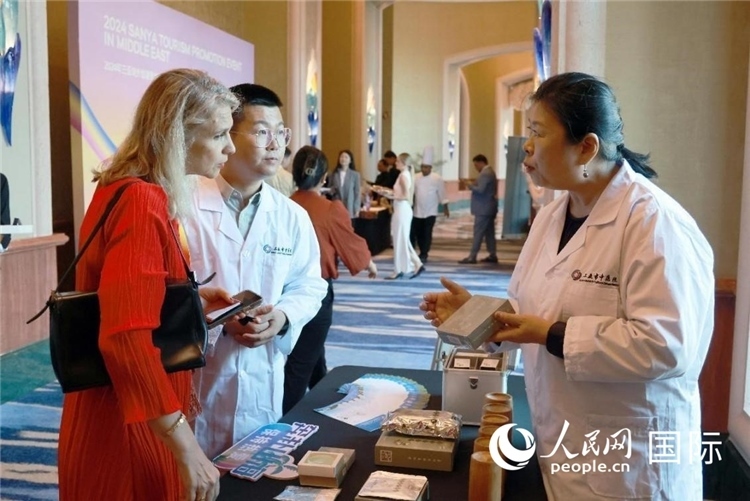 三亞市中醫(yī)院代表向來賓介紹中醫(yī)。人民網(wǎng)記者管克江攝