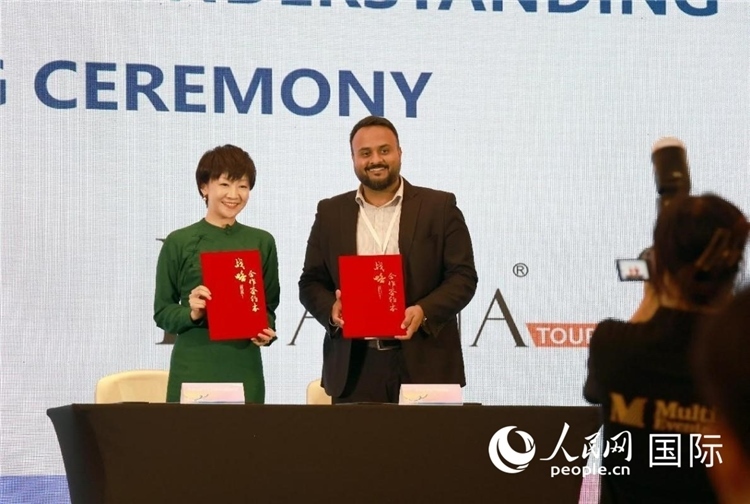 三亞與迪拜當?shù)芈眯猩绾炇鸷献鲄f(xié)議。人民網(wǎng)記者管克江攝