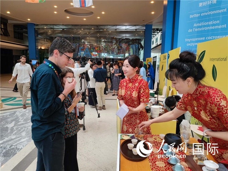 與會(huì)嘉賓在中國(guó)展臺(tái)品茶。 人民網(wǎng)記者 謝亞宏攝