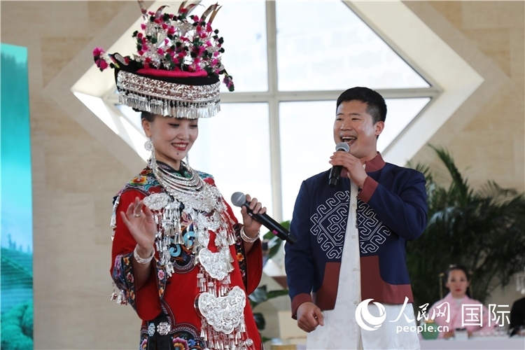 2、來自湖北的歌唱家演唱民族歌曲。 人民網(wǎng)記者 李志偉攝