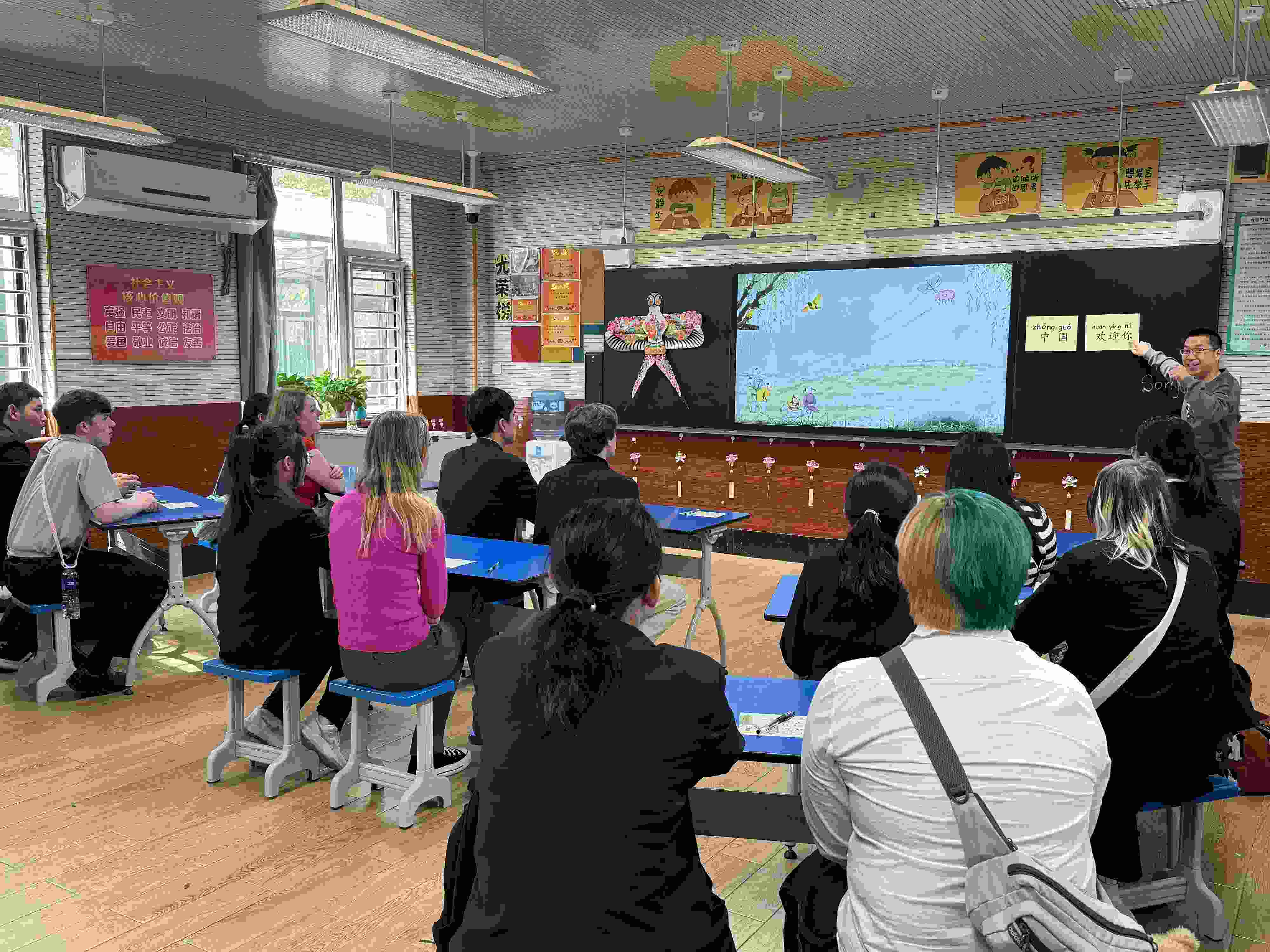 2024年4月20日，美國(guó)艾奧瓦州馬斯卡廷高中“友誼傳承”研學(xué)團(tuán)來(lái)到石家莊外國(guó)語(yǔ)學(xué)校，中美學(xué)生同上一節(jié)中文課。