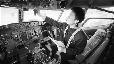  學(xué)生在西航職院實訓(xùn)基地培訓(xùn)。 王禹涵攝