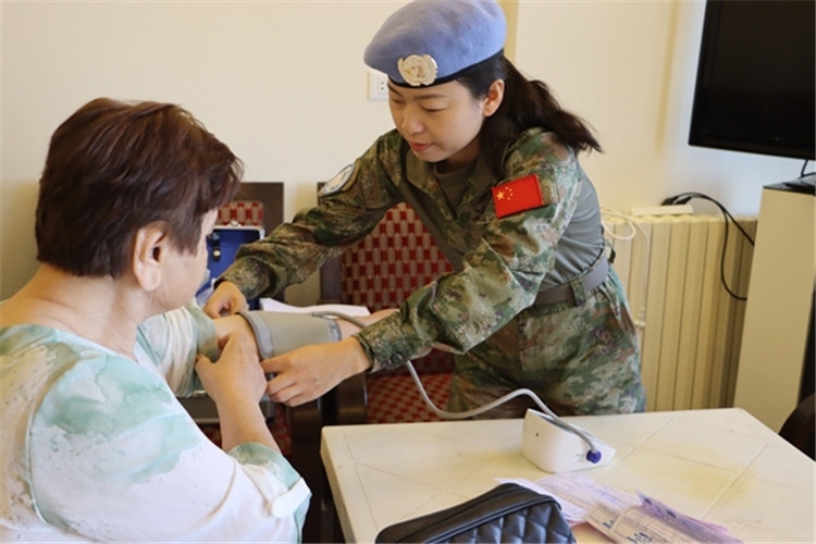 【1】 醫(yī)療分隊隊員為當(dāng)?shù)鼗颊邷y量血壓。曾德樂攝