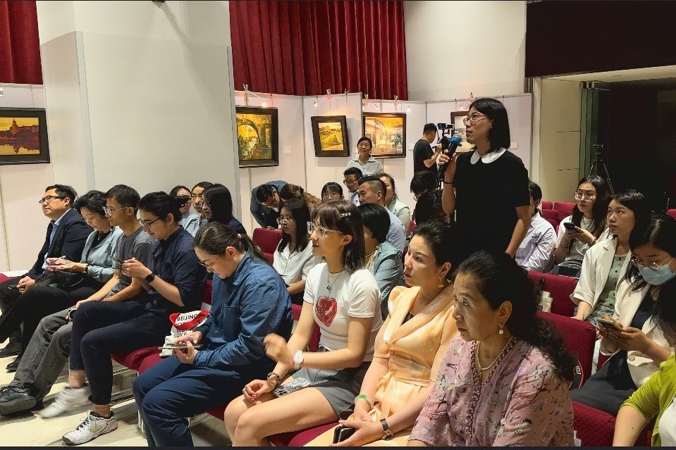 參會(huì)記者現(xiàn)場(chǎng)提問(wèn)。