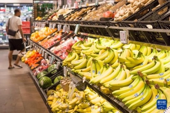 5月24日，顧客在德國(guó)柏林一家超市購(gòu)物。新華社記者 任鵬飛 攝