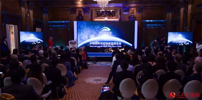 現(xiàn)場播放第二屆中國國際供應(yīng)鏈促進博覽會宣傳片。人民網(wǎng) 郭錦標(biāo)攝