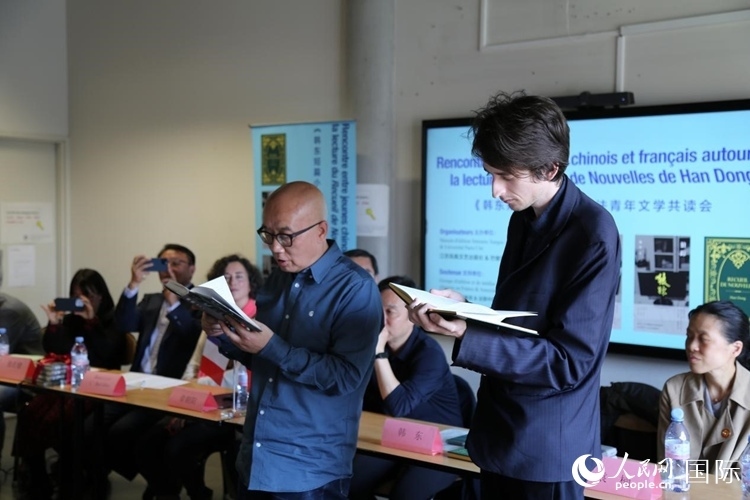 法國學(xué)子與作家韓東共讀小說選段。人民網(wǎng)記者 于超凡攝