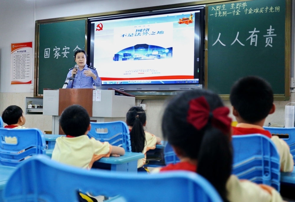 2023年4月14日，在廣東省鶴山市沙坪街道第七小學(xué)，民警向?qū)W生們講解國家安全知識(shí)。新華社發(fā)（黃繼明 攝）