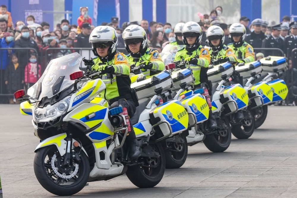 2024年1月6日，南京交警在警營開放周活動(dòng)現(xiàn)場進(jìn)行警務(wù)技能表演。新華社記者 李博 攝