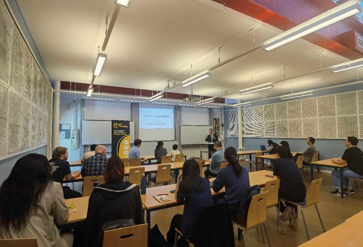 中國(guó)駐瑞典大使崔愛民與同學(xué)們互動(dòng)并回答問題。中國(guó)駐瑞典大使館供圖