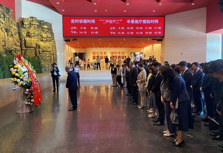 創(chuàng)價學會會長原田稔及青年代表團向中國人民抗日戰(zhàn)爭紀念館敬獻花籃。中國人民抗日戰(zhàn)爭紀念館供圖