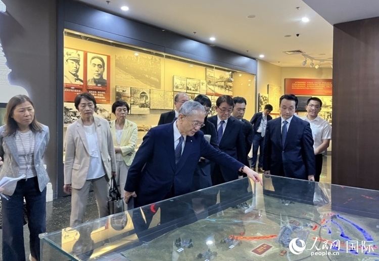創(chuàng)價學會會長原田稔（中）與青年代表團成員訪問中國人民抗日戰(zhàn)爭紀念館。人民網記者 陳思攝