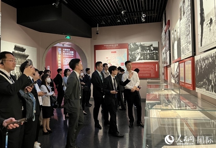 創(chuàng)價學會青年代表團成員在中國人民抗日戰(zhàn)爭紀念館參觀。人民網記者 陳思攝