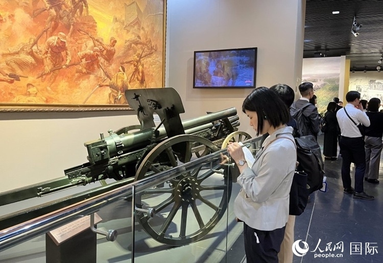 創(chuàng)價學會青年代表團成員在中國人民抗日戰(zhàn)爭紀念館參觀。人民網記者 陳思攝